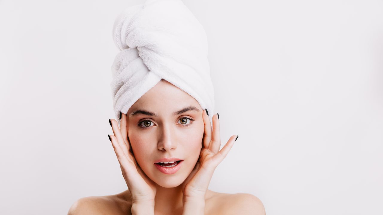 Toalla secas tu cabello lo está dañando