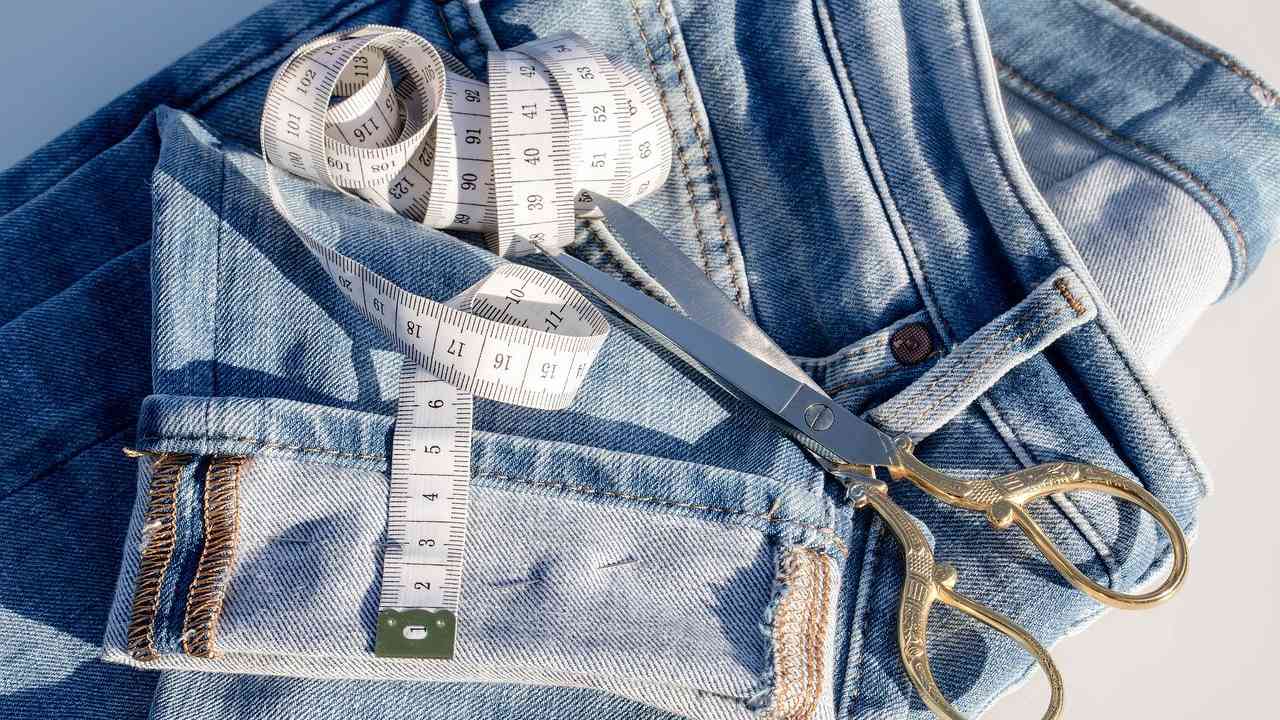 ajustar el largo de tus jeans