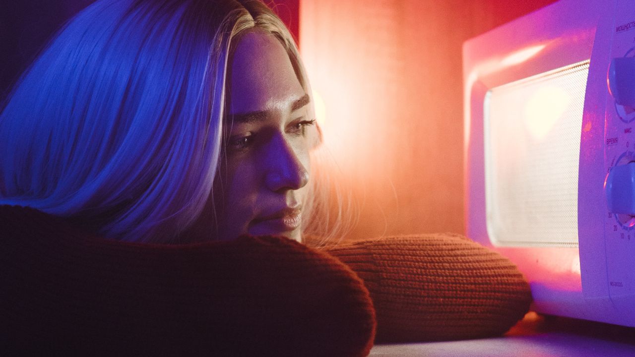 puerta del microondas mientras está calentando