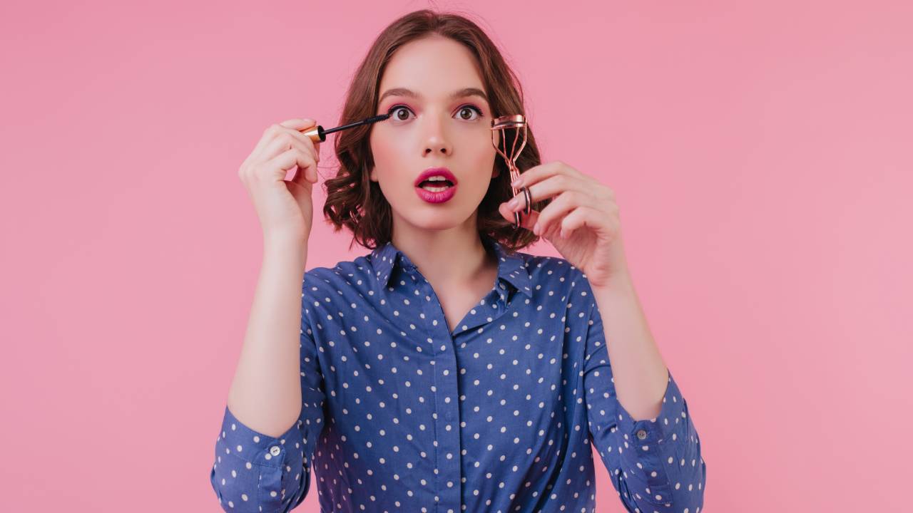 abrimos la boca al maquillarnos las pestañas