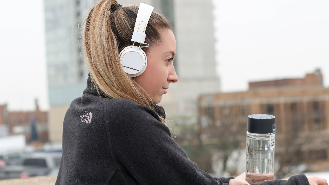 como usar correctamente los audífonos