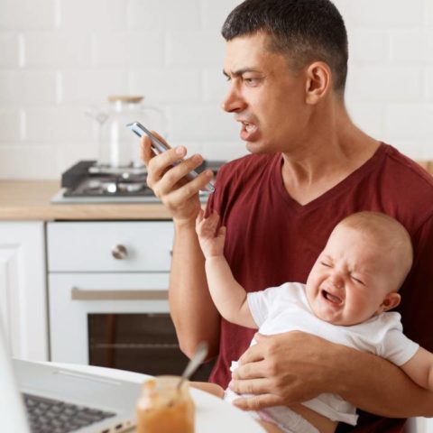 bebés cuyos padres miran el celular
