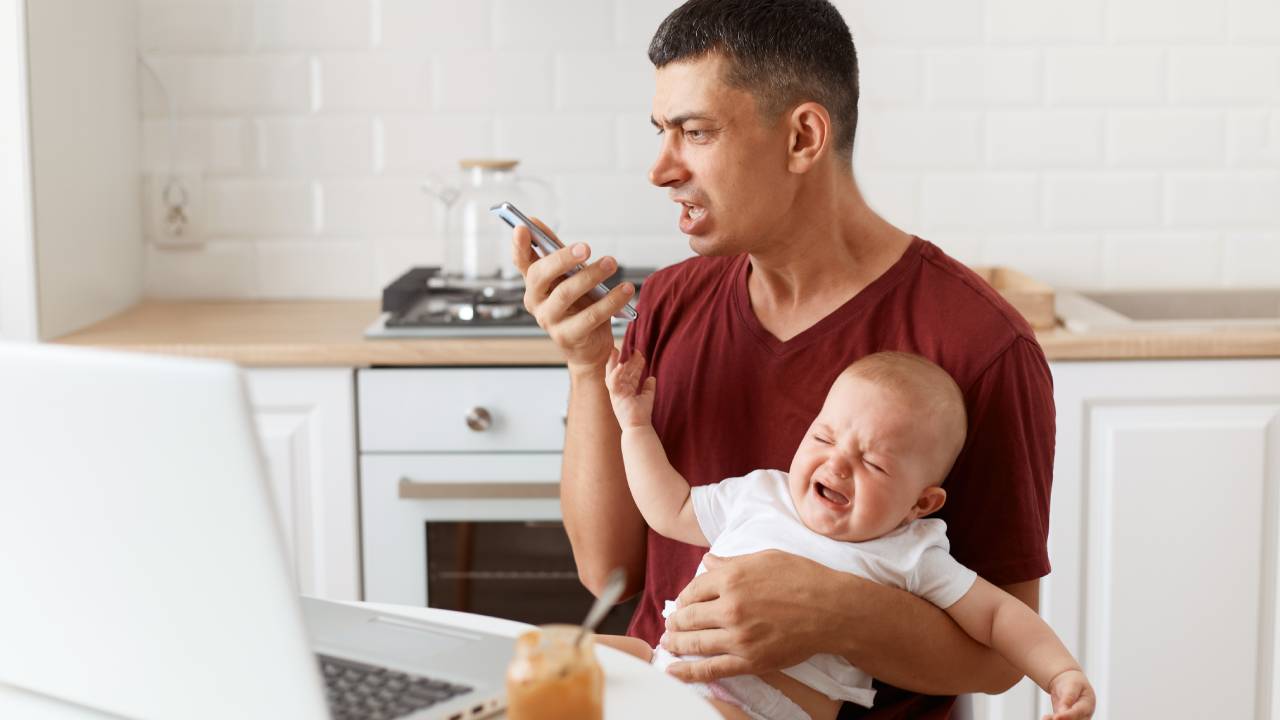 bebés cuyos padres miran el celular