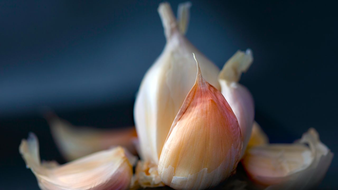 beneficios del ajo en el oído