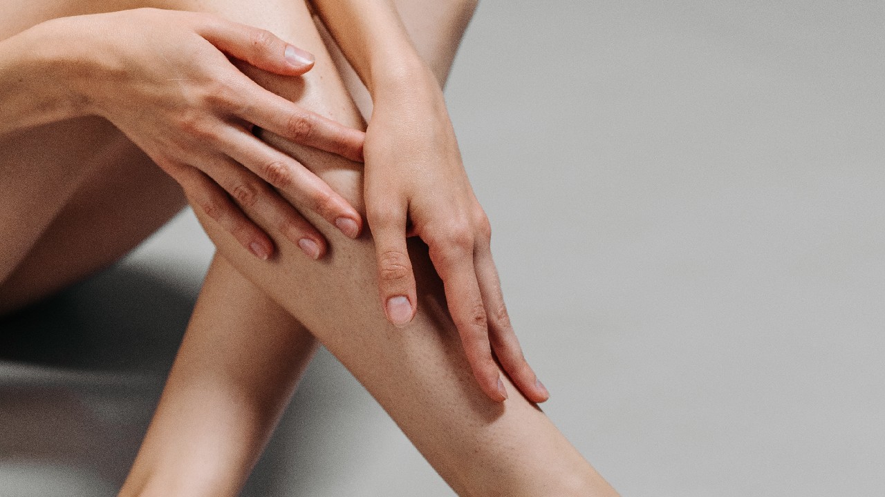 como rasurar piernas sin cortar