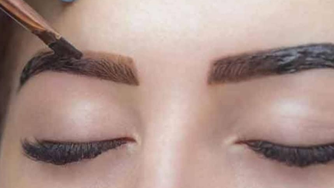 diseño de ceja con henna