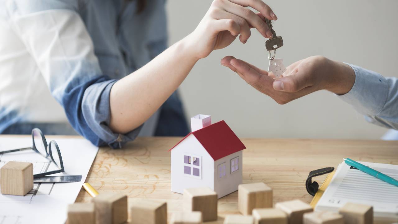 cuánto tienes que ganar para comprar una casa en la CDMX