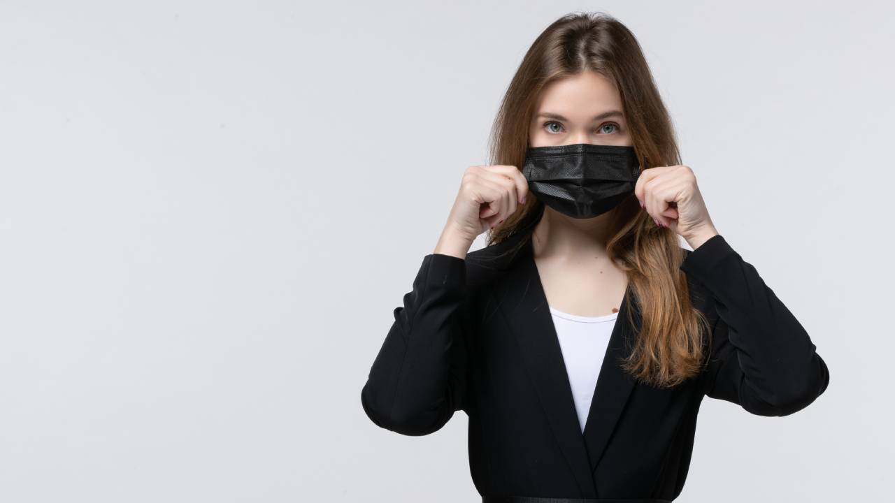 los cubrebocas negros pueden dañar tu piel