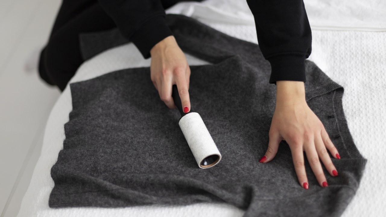 cómo eliminar bolitas y pelusas de la ropa