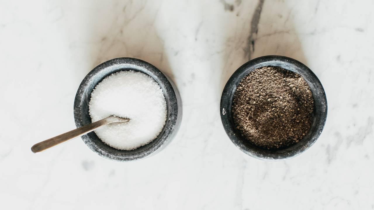 evitar que la sal se apelmace por la humedad