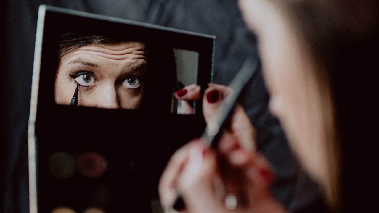 maquillaje que está dañando tu vista