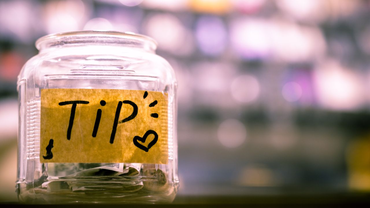 obligar a pagar propina