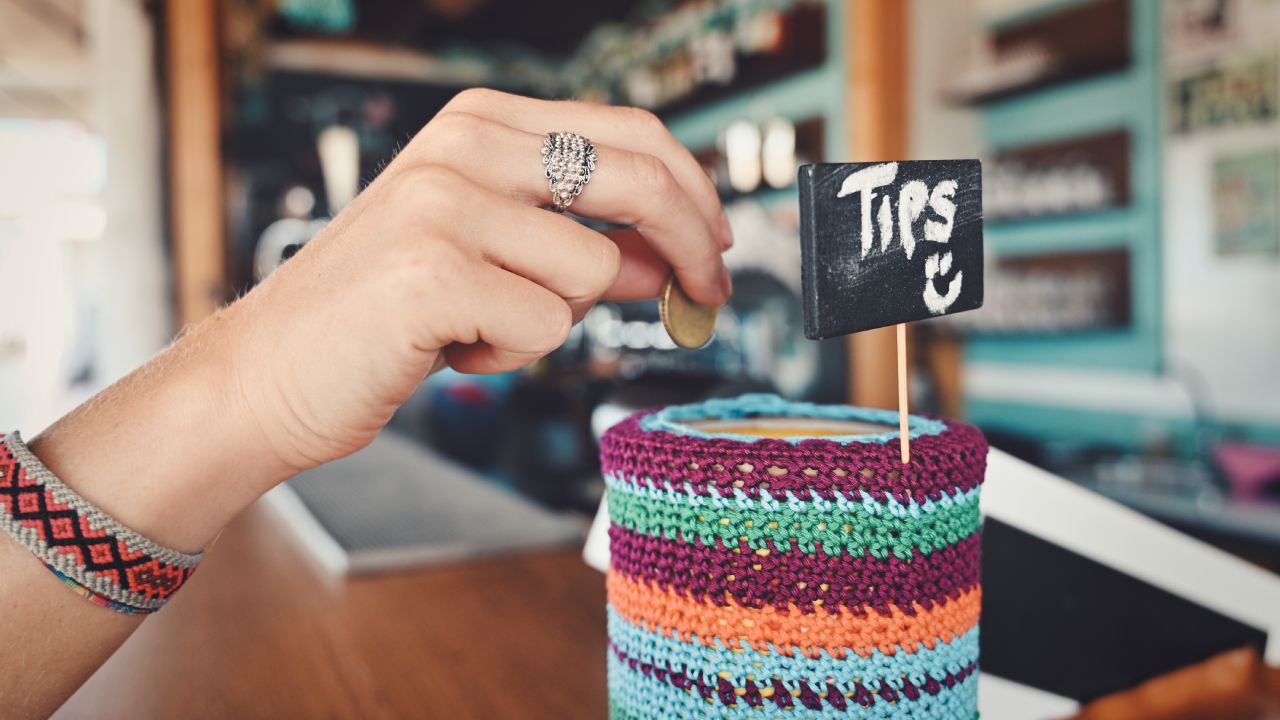 obligar a pagar propina