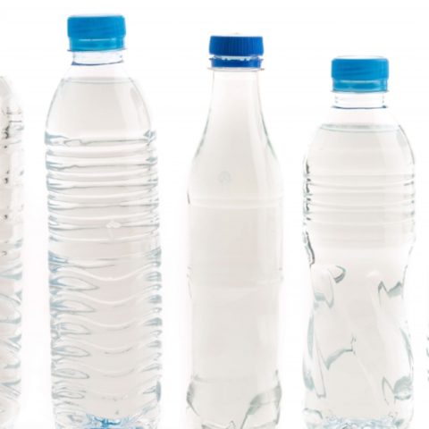 rellenar las botellas de plastico con agua