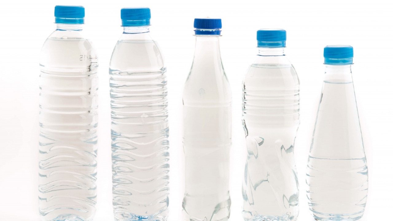 rellenar las botellas de plastico con agua