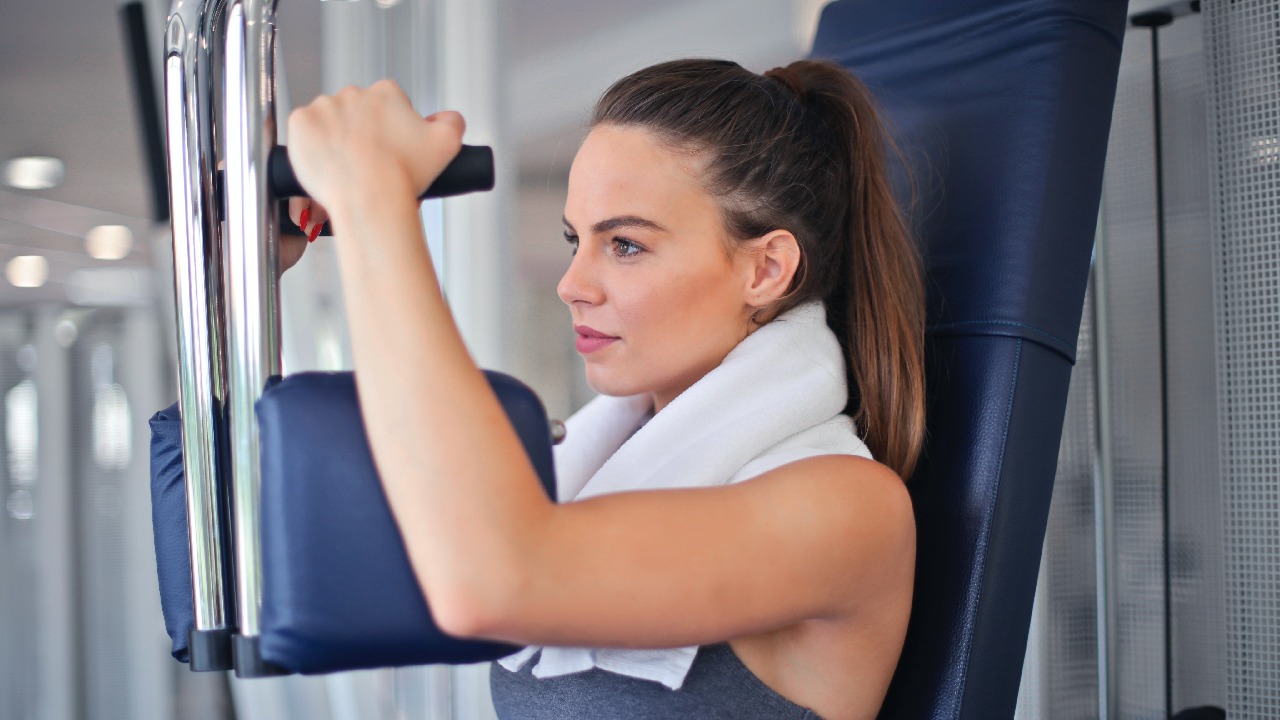 se puede aumentar busto con ejercicio