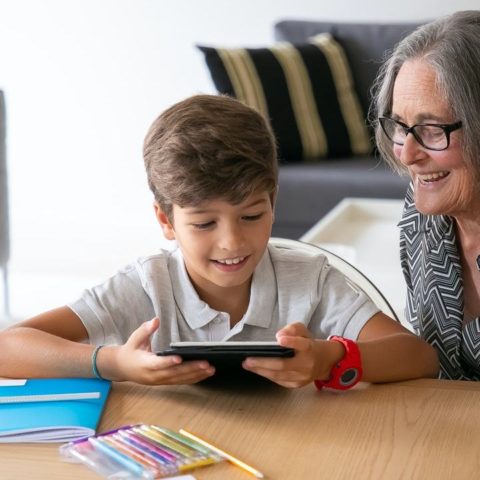 Abuelita jubilada cobra por cuidar a su nieto