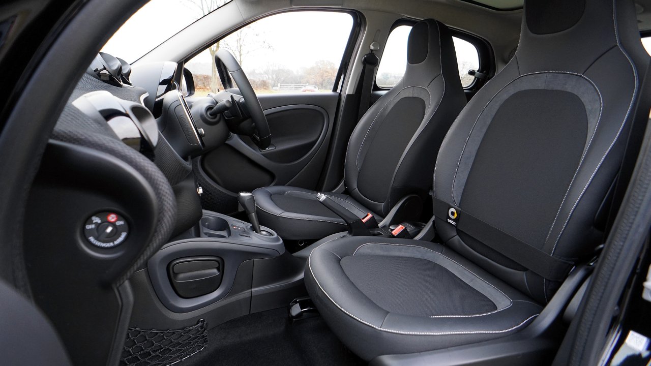 agua mineral para limpiar la tapicería del auto