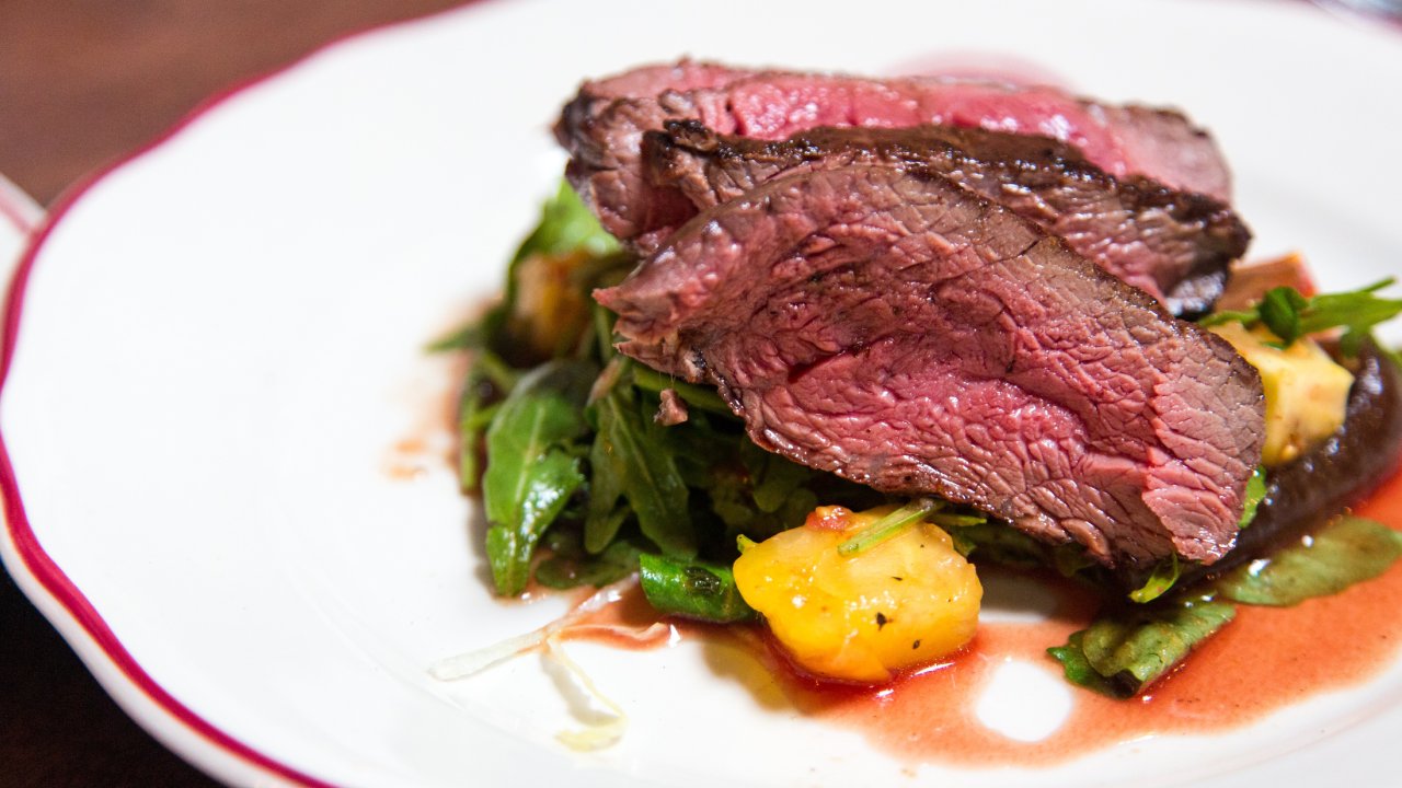 jugo rojo de la carne NO es sangre