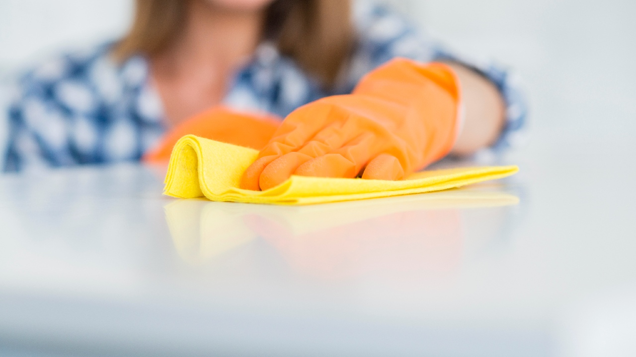 truco para limpiar muebles laminados