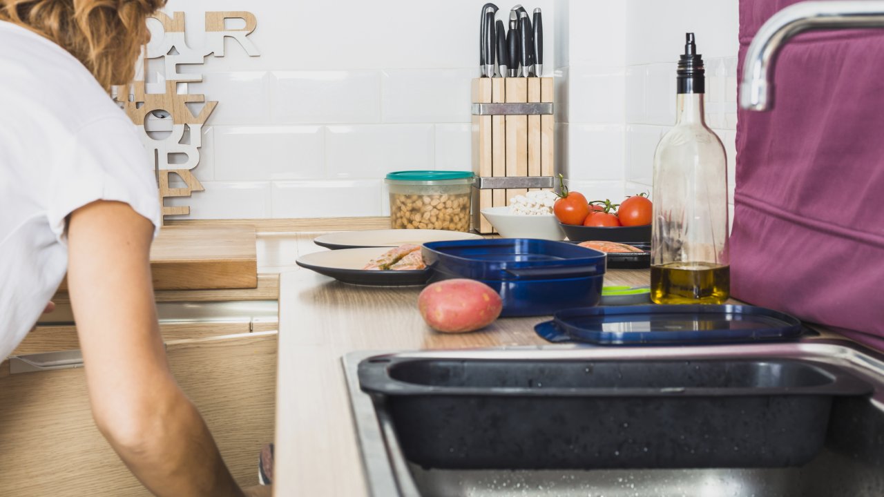 cosas que nunca debes guardar bajo el fregadero