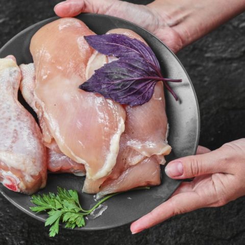 es peligroso lavar la carne de res y pollo