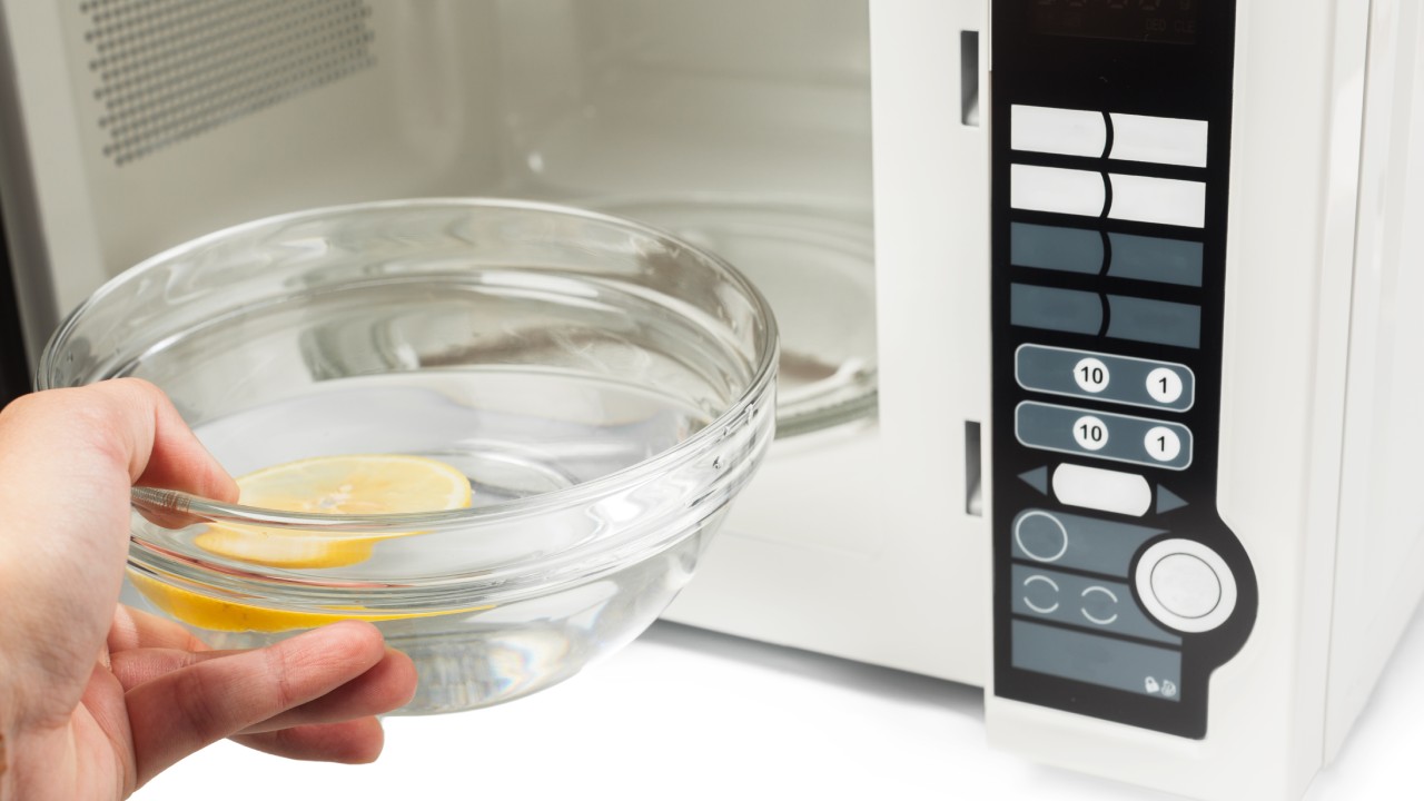 limpiar manchas amarillas del microondas