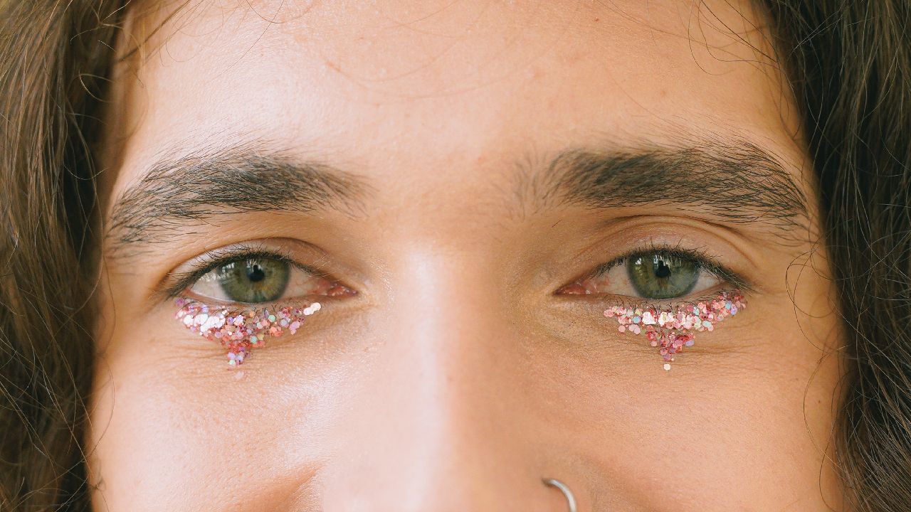 maquillarse con glitter puede ser peligroso