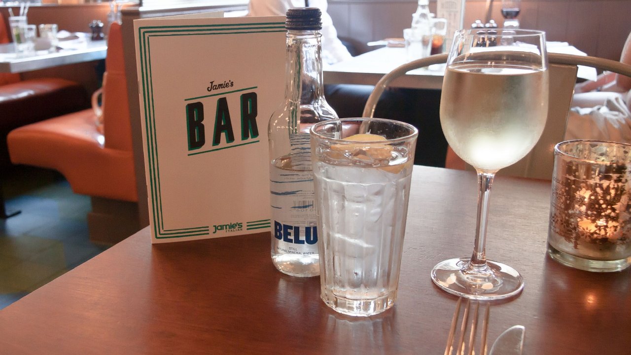 pueden cobrar el agua natural en los restaurantes