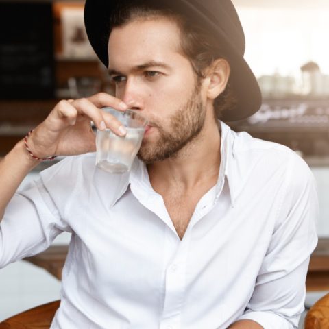 pueden cobrar el agua natural en restaurantes