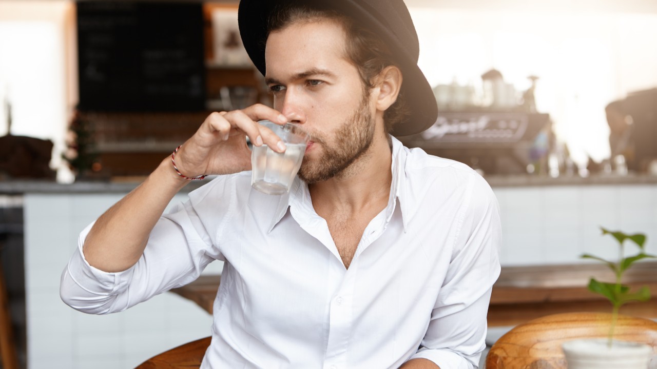 pueden cobrar el agua natural en restaurantes