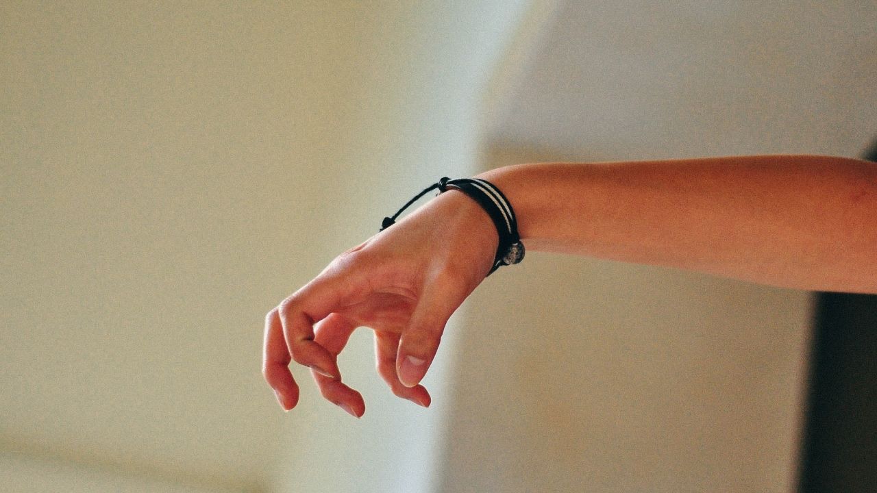 qué pasa cuando te truenas los dedos