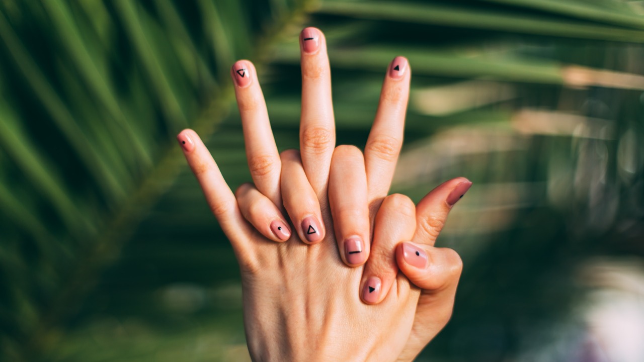 qué pasa cuando te truenas los dedos