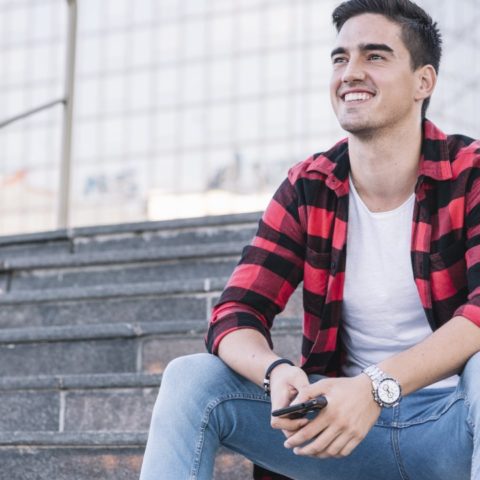 hombres se sientan con las piernas abiertas