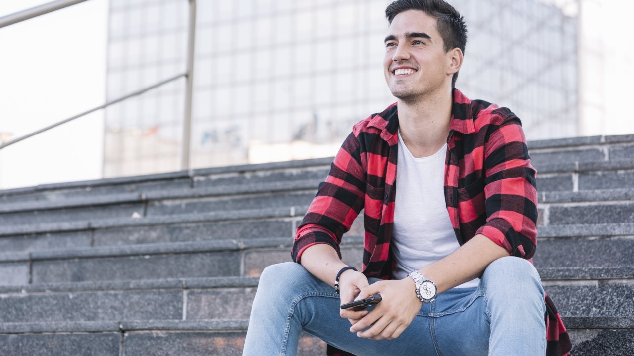 hombres se sientan con las piernas abiertas