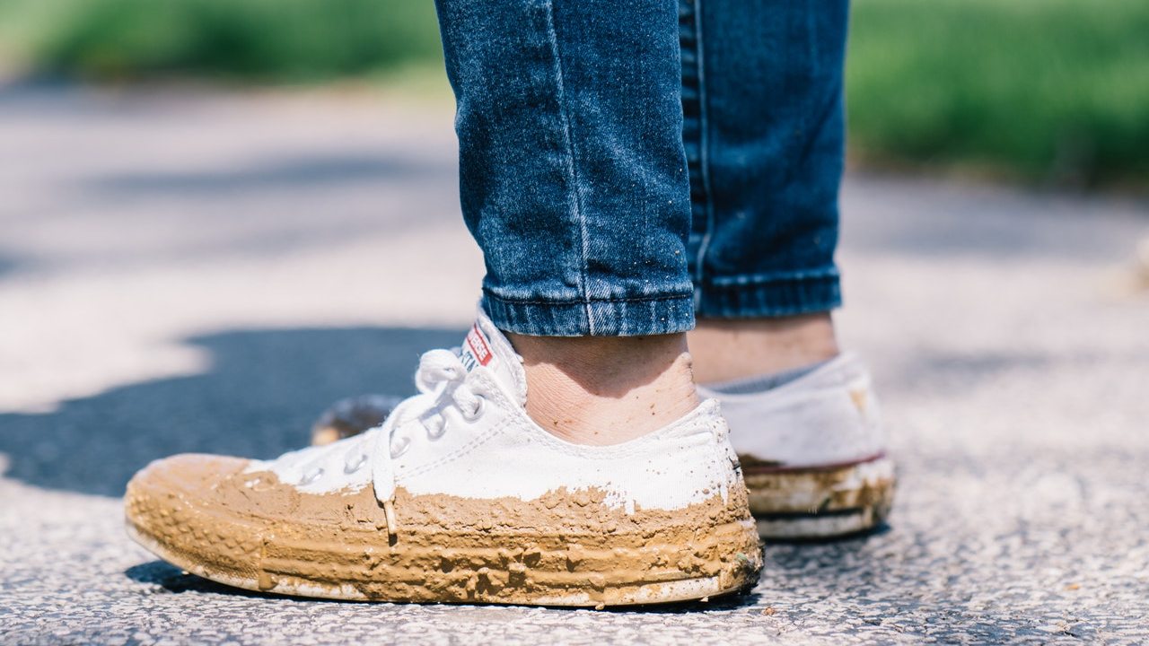 limpiar manchas de la suela de los zapatos