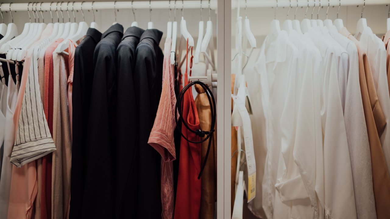 truco con ganchos para mantener ordenado tu clóset