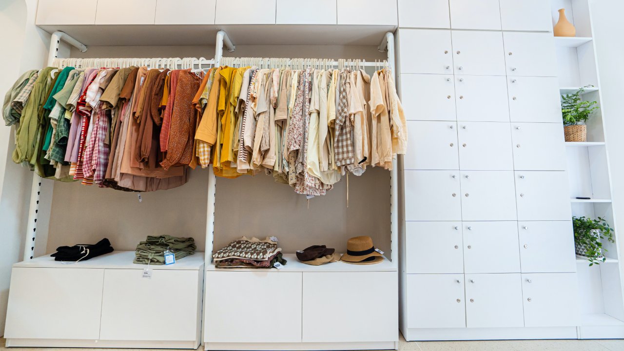 truco con ganchos para mantener ordenado el clóset