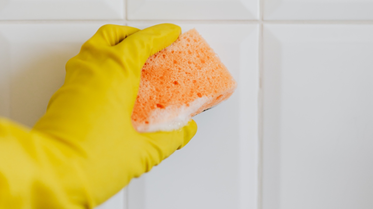 eliminar el sarro rosa del baño