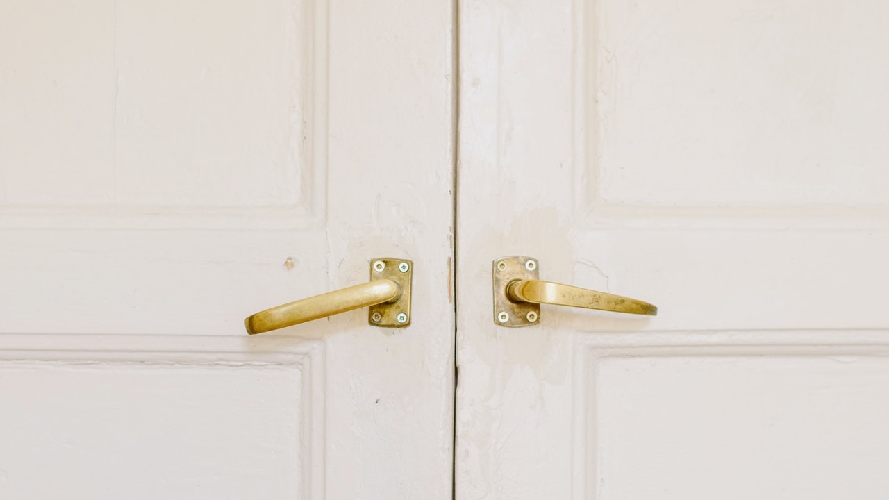 puertas blancas que se ponen amarillas