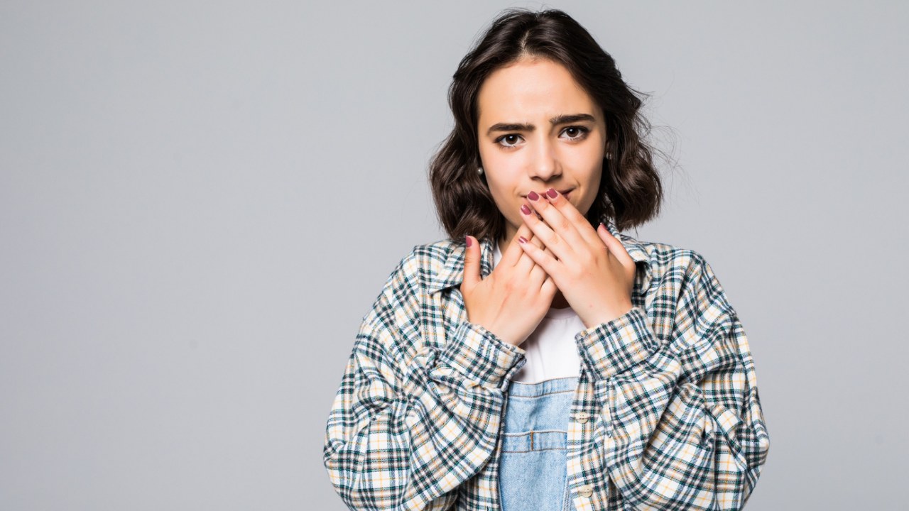 como quitar el mal aliento de forma natural