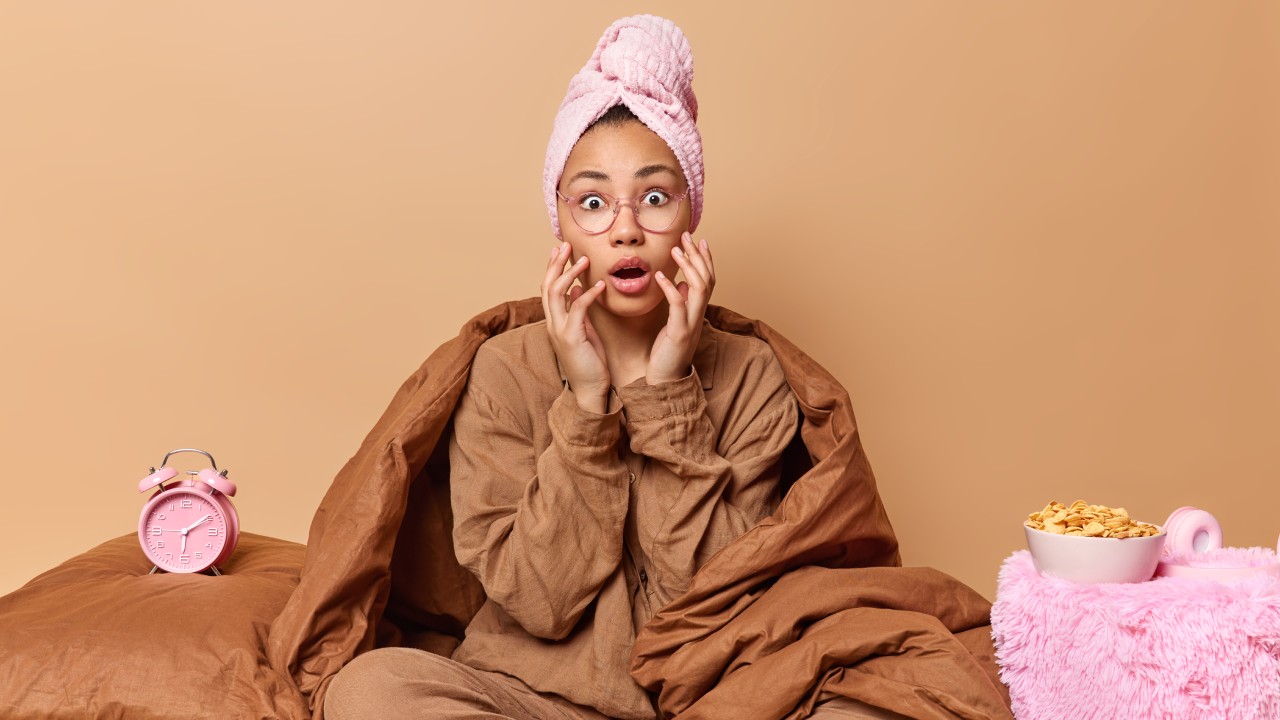 dormir con el cabello mojado consecuencias