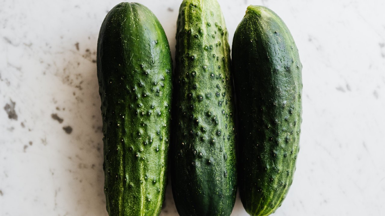 para qué frotar orillas pepino