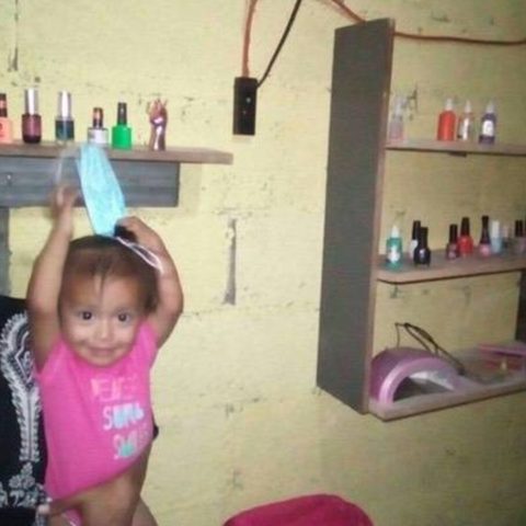 Madre soltera abre salon de unas