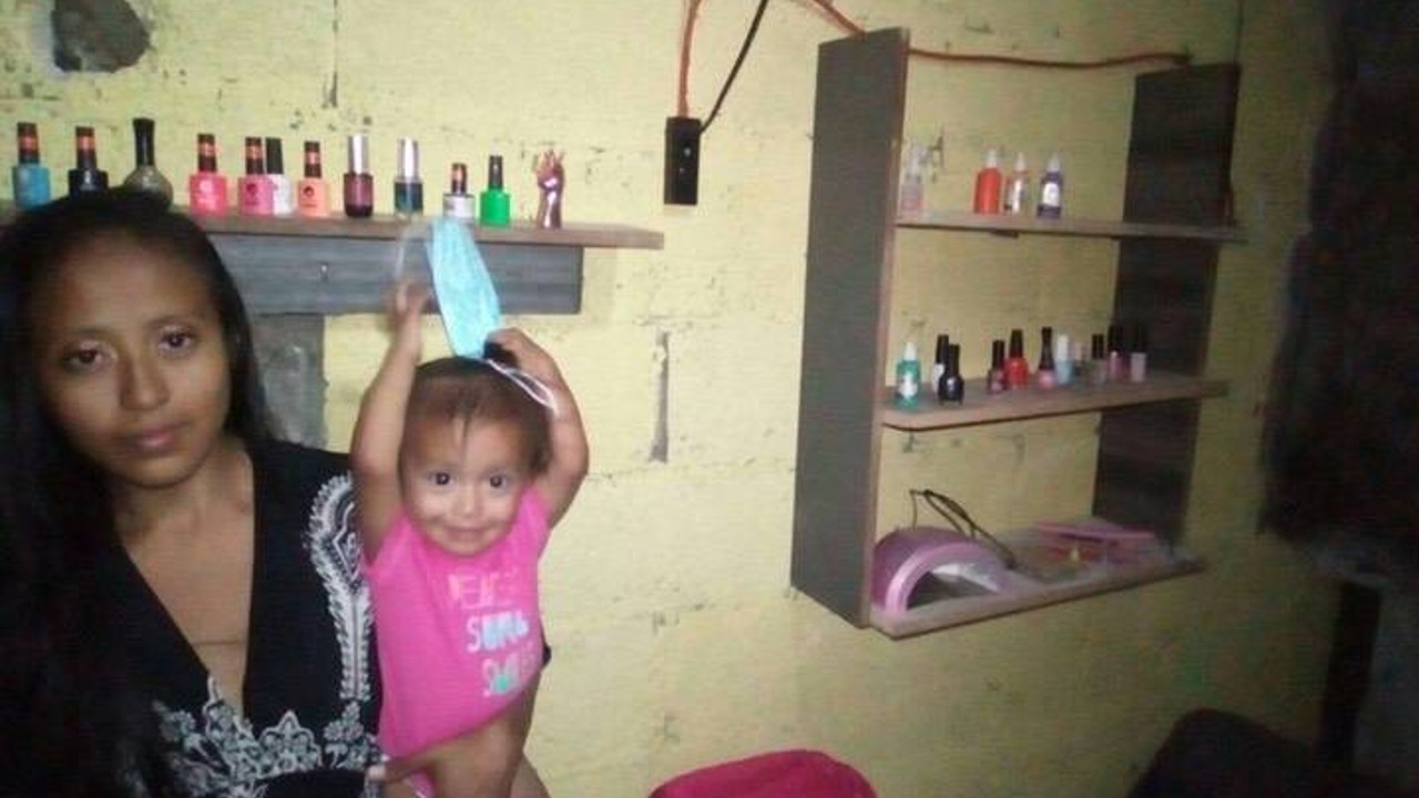 Madre soltera abre salon de unas