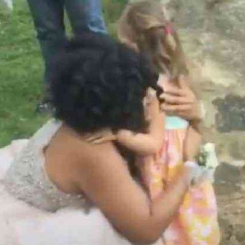 Nina abraza a recien graduada