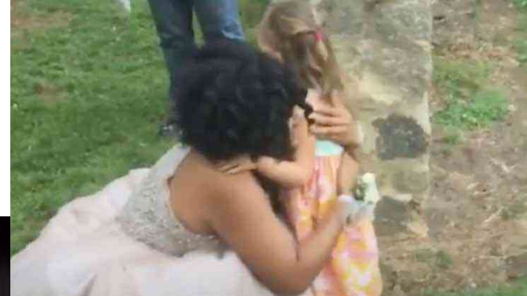 Nina abraza a recien graduada