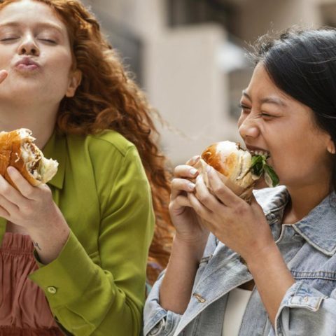 no debes hablar con la boca llena