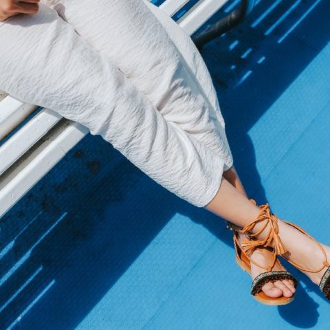 se te resbalan pies sandalias