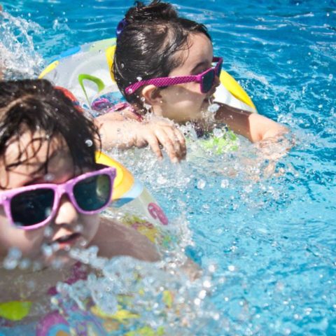 qué sucede cuando bebes agua de una alberca